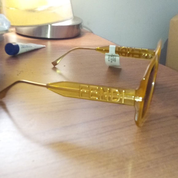 Fendi unisex sunglasses brand new still with price tag from Bloomingdale - Picture 4 of 5